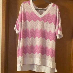 Women's Pink & White Chevron V-Neck Short Sleeve Top
